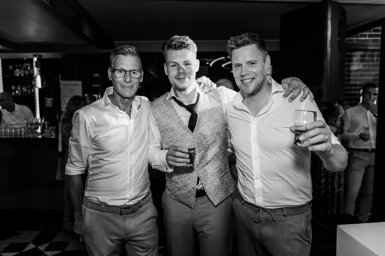 Erwin met Dennis en Mick, arm in arm op de bruiloft