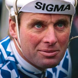 Hennie Kuiper met valhelm in het shirt van Sigma